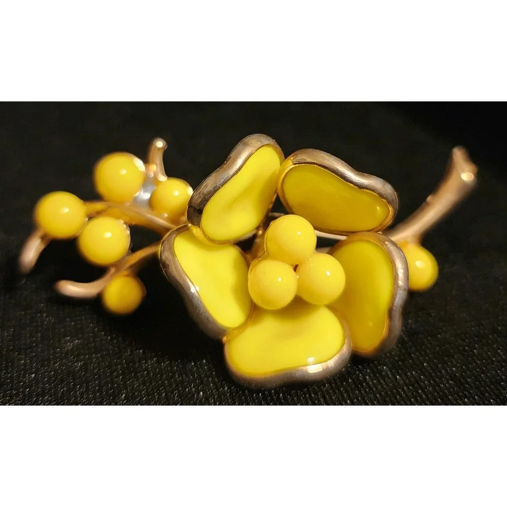 VTG Yellow Floral Enamel Brooch and Clip On Earrings Set Spring Summer Easter